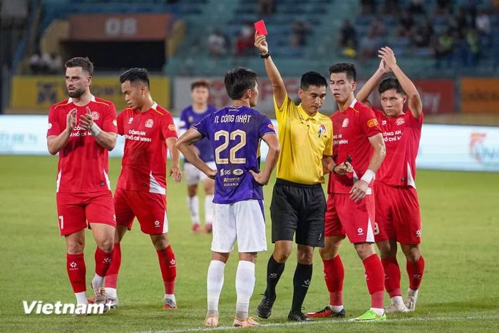 Đến phút thứ 70, Hà Nội FC chỉ còn thi đấu với 10 cầu thủ sau khi hậu vệ Nguyễn Công Nhật phải nhận thẻ đỏ trực tiếp. (Ảnh: Việt Anh/Vietnam+)