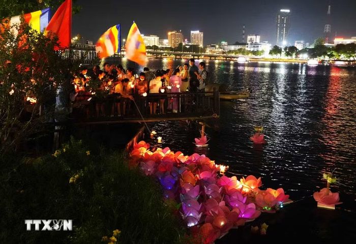 Tăng ni, phật tử tham gia Lễ hội hoa đăng tiến hành thả hoa đăng xuống sông Hương, thành phố Huế. (Ảnh: Nguyên Lý/TTXVN)