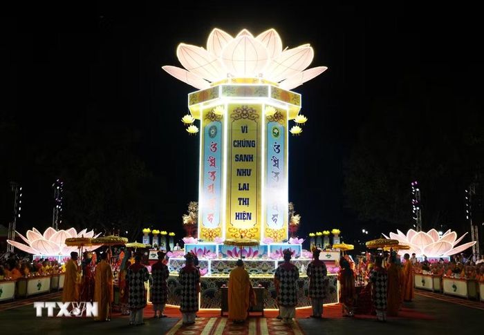 Đông đảo tăng ni, phật tử tham dự Lễ hội hoa đăng ở thành phố Huế.(Ảnh: Nguyên Lý/TTXVN)