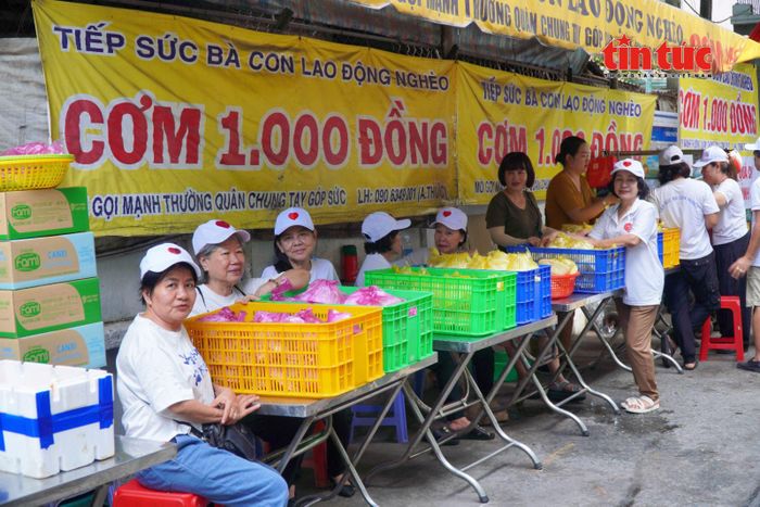 Những suất cơm được các tình nguyện viên chuẩn bị chu đáo phục vụ người nghèo, bệnh nhân và lao động khó khăn.