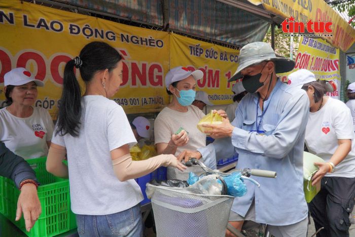 Người dân lựa chọn phần cơm phù hợp và gửi lại 1.000 đồng tượng trưng tại quán cơm.