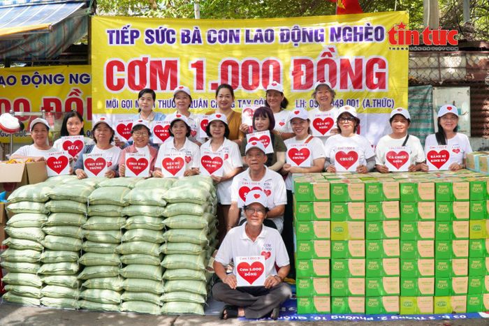 Từ sáng sớm, các tình nguyện viên đã chuẩn bị hàng trăm suất cơm cùng các phần quà gồm gạo và sữa dành cho người dân có hoàn cảnh khó khăn tại quán cơm 1.000 đồng.