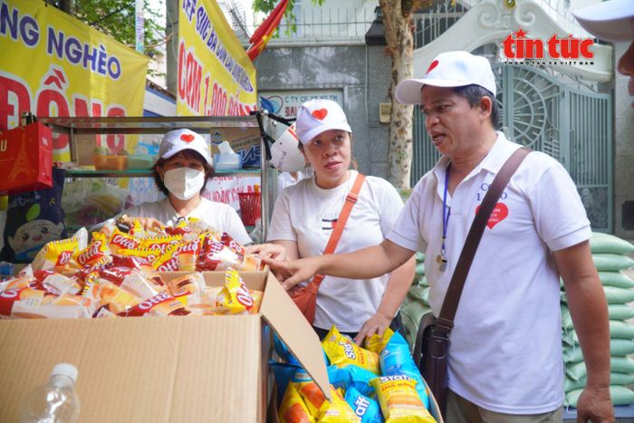 Anh Vũ Quang Thức, Trưởng nhóm Cơm 1.000 đồng, cùng các tình nguyện viên chuẩn bị những phần quà để trao tặng người dân có hoàn cảnh khó khăn.