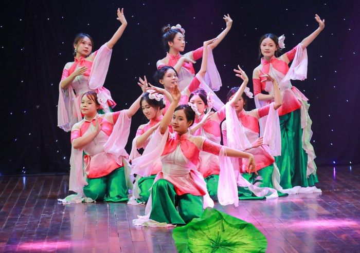 Tiết mục múa "Vũ khúc hương sen" của nhóm sinh viên Trường Đại học Sân khấu - Điện ảnh Hà Nội thể hiện. Ảnh: Khánh Hòa/TTXVN