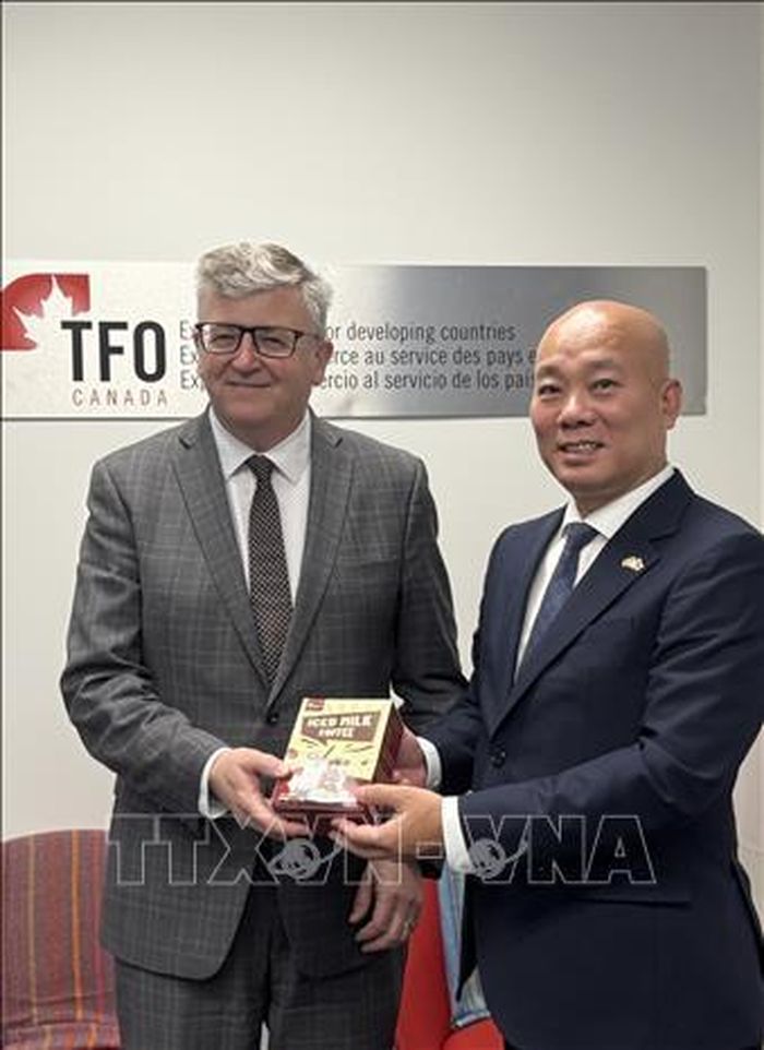 Trưởng đoàn Vietrade và TFO Canada trao quà lưu niệm sau phiên thảo luận.