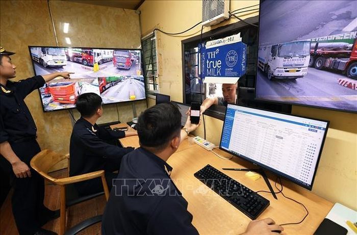 Lực lượng Hải quan kiểm soát phương tiện và hàng hóa nhập khẩu tại Cửa khẩu Quốc tế Hữu Nghị (tỉnh Lạng Sơn). Ảnh: Vũ Sinh/TTXVN