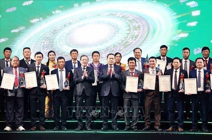 Chủ tịch Quốc hội Trần Thanh Mẫn và Chủ tịch Hội Nông dân Việt Nam Lương Quốc Đoàn với các nông dân Việt Nam xuất sắc tại Lễ tôn vinh và trao danh hiệu Nông dân Việt Nam xuất sắc, biểu dương Hợp tác xã tiêu biểu toàn quốc năm 2024. Ảnh tư liệu: Thống Nhất/TTXVN