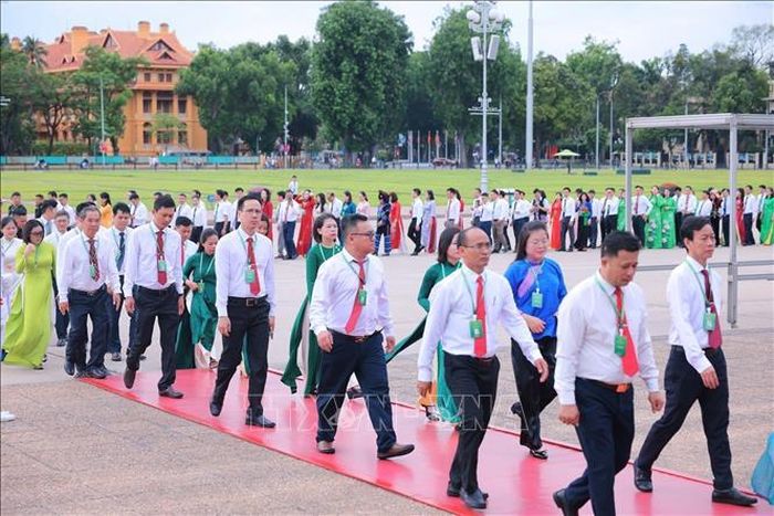 Các đại biểu vào Lăng viếng Chủ tịch Hồ Chí Minh. Ảnh: Hoàng Hiếu/TTXVN