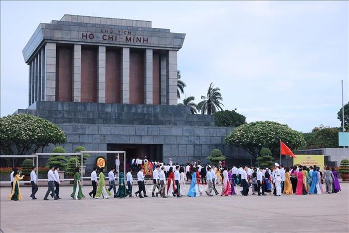 Các đại biểu vào Lăng viếng Chủ tịch Hồ Chí Minh. Ảnh: Hoàng Hiếu/TTXVN