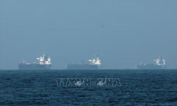 Tàu thuyền đậu ngoài khơi Fujairah, Các Tiểu vương quốc Arab Thống nhất (UAE), trong bối cảnh Iran hạn chế hoạt động hàng hải qua eo biển Hormuz, ngày 3/3/2026. Ảnh: REUTERS/TTXVN
