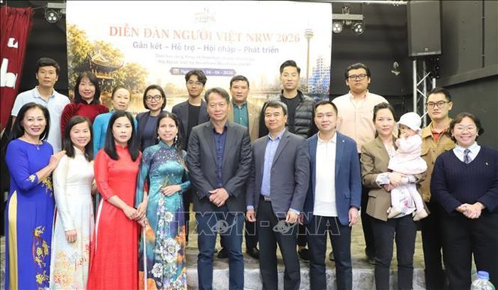 Các đại biểu chụp ảnh lưu niệm.