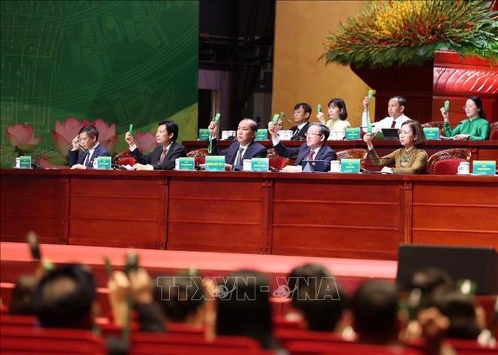 Đoàn Chủ tịch biểu quyết thông qua Chương trình Đại hội.
