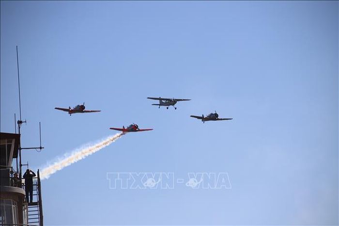 Đội hình kết hợp máy bay bao gồm các dòng North American Harvard huyền thoại và các phi cơ hạng nhẹ – thực hiện màn bay trình diễn đồng bộ trên bầu trời căn cứ không quân Swartkop.