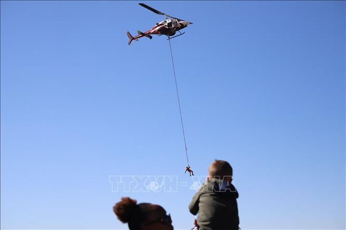 Kỹ năng cứu hộ trên không điêu luyện được đội ngũ Rocket thể hiện tại sự kiện.