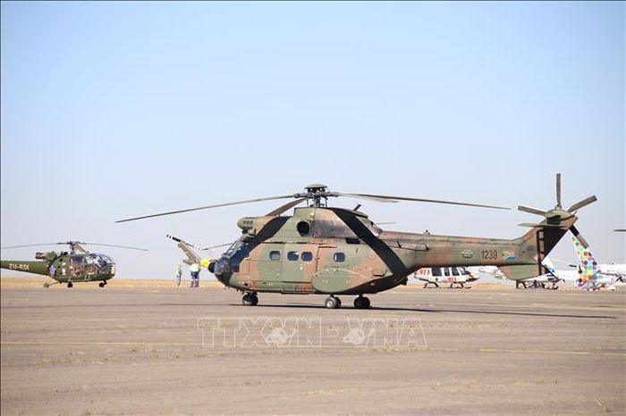 Bộ đôi trực thăng biểu tượng Oryx và Alouette III xuất hiện trên đường băng căn cứ Swartkop, sẵn sàng cho các bài bay biểu diễn kỹ thuật và trưng bày tại sự kiện.