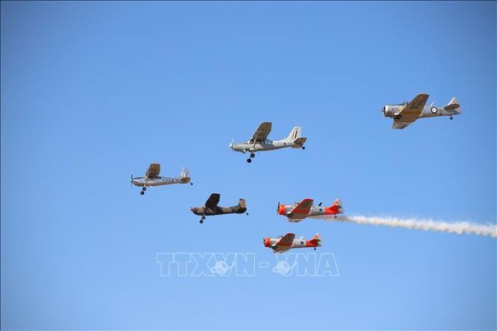 Đội hình kết hợp máy bay bao gồm các dòng North American Harvard huyền thoại và các phi cơ hạng nhẹ - thực hiện màn bay trình diễn đồng bộ trên bầu trời căn cứ không quân Swartkop.