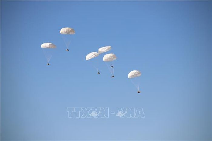 Màn trình diễn thả hàng tiếp tế bằng dù thể hiện khả năng tác chiến và hậu cần đường không của Không quân Nam Phi.