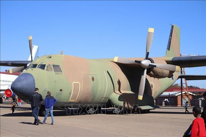 Du khách tham quan và tìm hiểu chiếc máy bay vận tải quân sự hạng trung Transall C-160NG mang lớp sơn ngụy trang đặc trưng được trưng bày tại sự kiện.