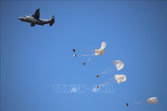 Một chiếc vận tải cơ thực hiện màn trình diễn thả hàng tiếp tế bằng dù trên bầu trời căn cứ không quân Swartkop.