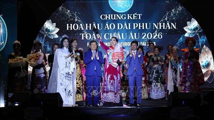Hoa hậu Áo dài phu nhân toàn châu Âu ở độ tuổi dưới 44 thuộc về phu nhân áo dài Nguyễn Thương Thùy (45) đến từ Phần Lan.