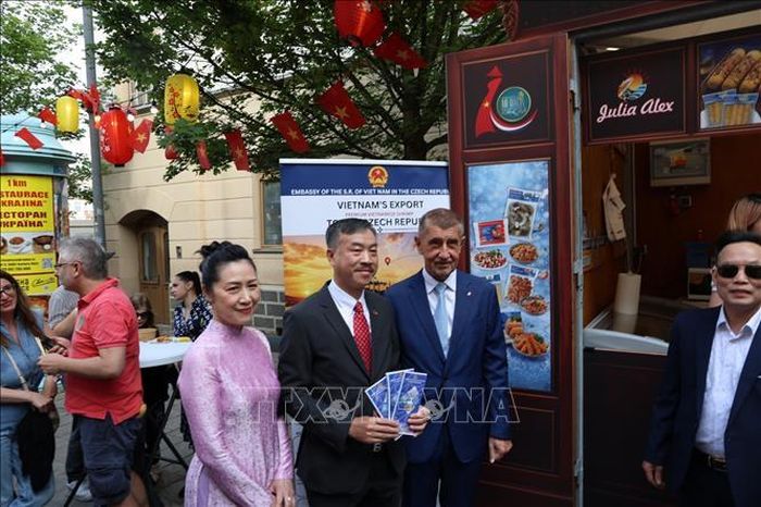 Thủ tướng Andrej Babiš và Đại sứ Việt Nam tại CH Séc Dương Hoài Nam cùng phu nhân chụp ảnh tại một quầy hàng tại sự kiện trước giờ diễn ra Chung kết Hoa hậu Phu nhân toàn châu Âu 2026.
