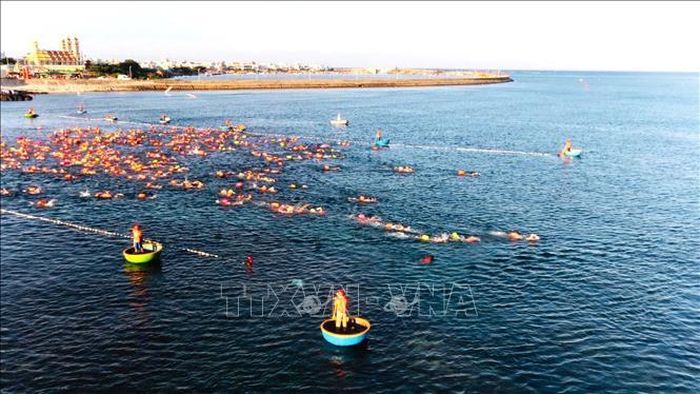 Các vận động viên bơi từ đảo Lớn qua đảo Bé. Ảnh: TTXVN phát