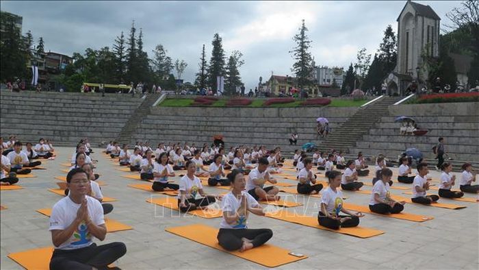 Đồng diễn giao thức Yoga với chủ đề "Yoga - Sa Pa trong sương" đến từ các câu lạc bộ Yoga trong nước.