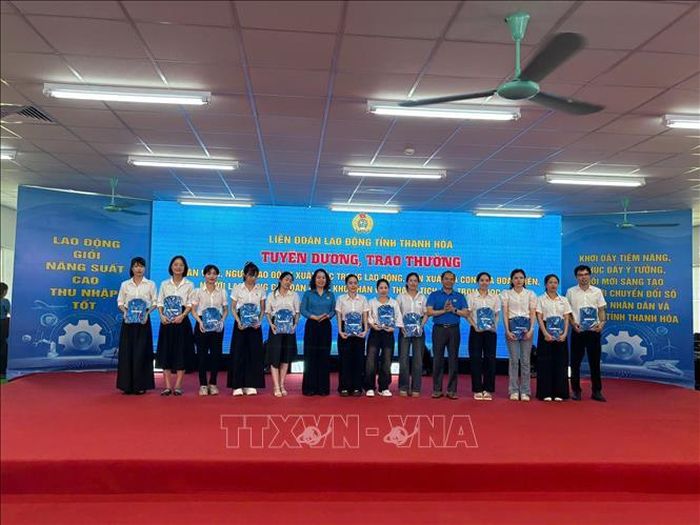 Công đoàn Thanh Hóa tặng áo nhận diện công đoàn cho đoàn viên công đoàn mới được kết nạp.