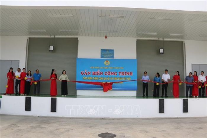 Gắn biển công trình chào mừng thành công Đại hội XIV Công đoàn Việt Nam.