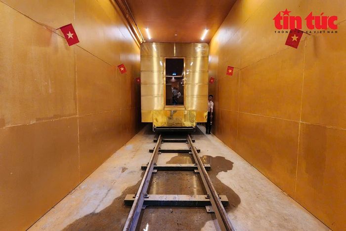 Toàn bộ tuyến đường hầm cho tàu điện dát vàng có chiều dài 70 m.