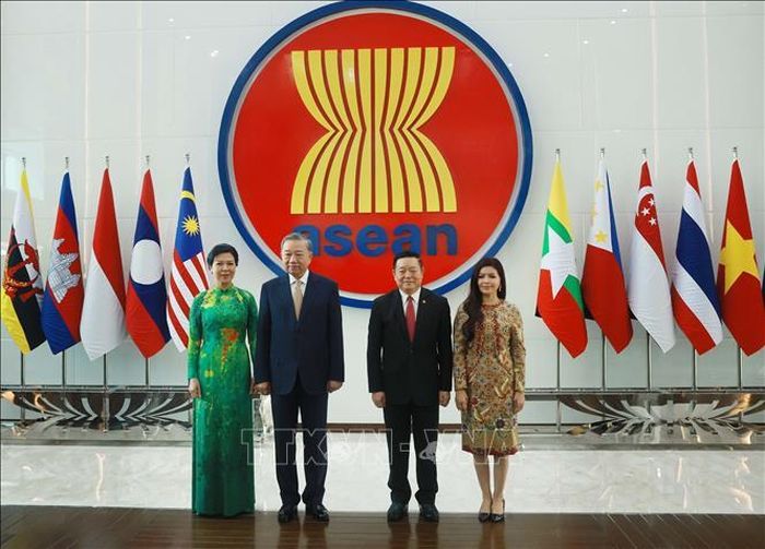 Tổng Bí thư Tô Lâm và Phu nhân cùng Tổng Thư ký ASEAN Kao Kim Hourn và Phu nhân tại Trụ sở Ban Thư ký ASEAN, tháng 3/2025. Ảnh: Thống Nhất/TTXVN