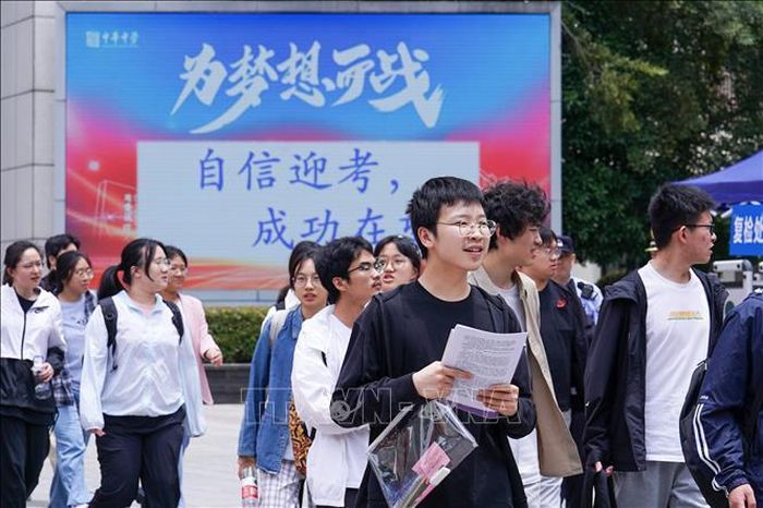 Thí sinh tại một điểm thi đại học ở tỉnh Giang Tô, Trung Quốc năm 2024. Ảnh tư liệu: THX/TTXVN
