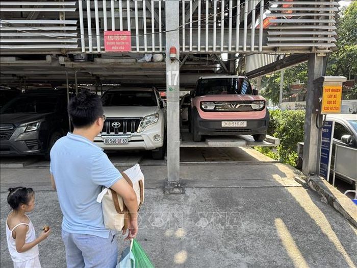 Người dân đến lấy xe tại Bãi đỗ xe thông minh tự động trên phố Nguyễn Công Hoan (Hà Nội).