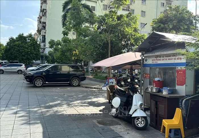 Điểm trông giữ xe trên vỉa hè phố Lê Văn Lương (Hà Nội).
