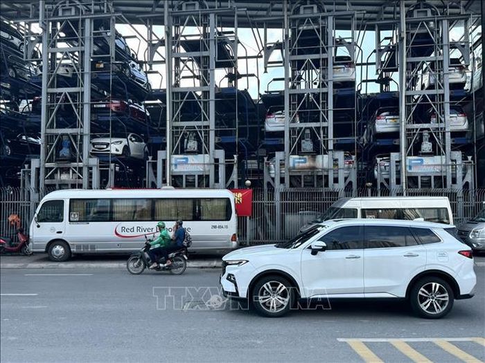 Điểm đỗ xe thông minh trên phố Lê Văn Lương (Hà Nội).
