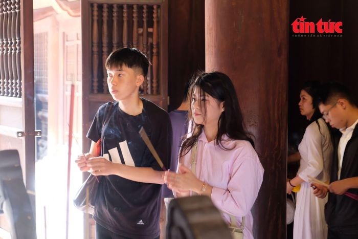 Các sĩ tử giữ thái độ tôn nghiêm khi vào dâng hương.