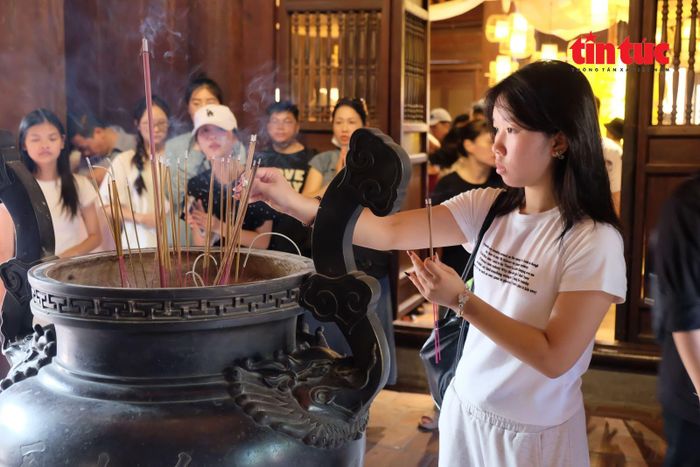 Các bạn trẻ thành kính hướng về ban thờ các bậc tiền nhân.