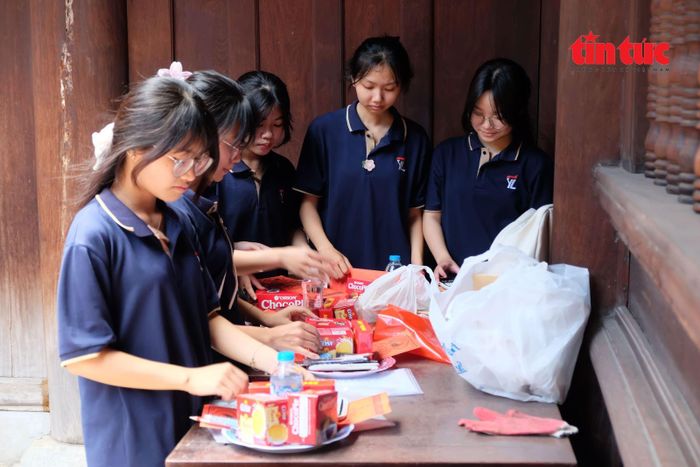 Em Nguyễn Ngọc Hà, trường THPT Yên Lãng (Hà Nội) cùng các bạn chuẩn bị đồ lễ chu đáo trước khi vào cầu may.
