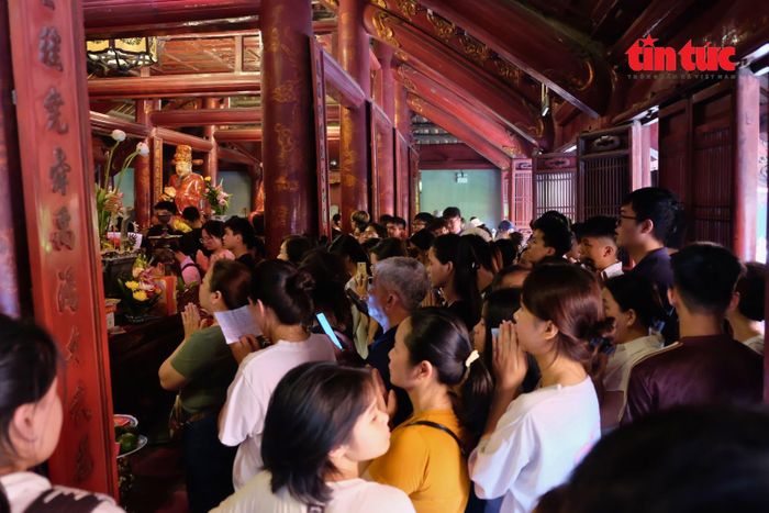 Đông đảo học sinh và phụ huynh tập trung tại Di tích quốc gia đặc biệt Văn Miếu - Quốc Tử Giám.