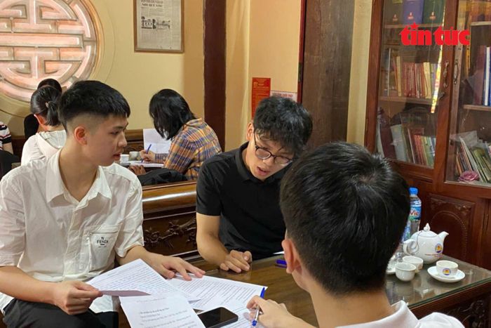 Các nam sinh tự tay chuẩn bị sớ cầu may.