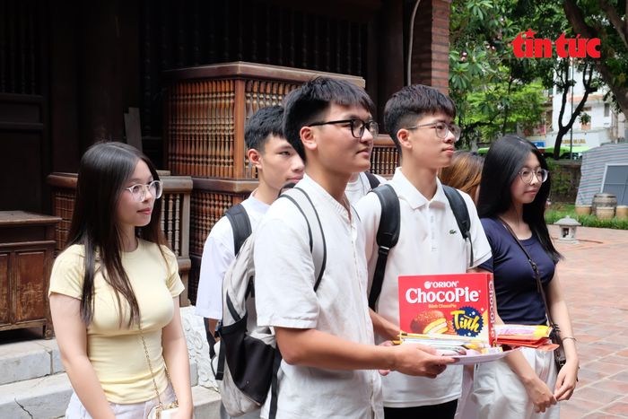 Em Nguyễn Chu Quang Minh, trường THPT Nguyễn Văn Cừ (tỉnh Bắc Ninh) có mặt tại Di tích quốc gia đặc biệt Văn Miếu - Quốc Tử Giám từ sáng sớm.