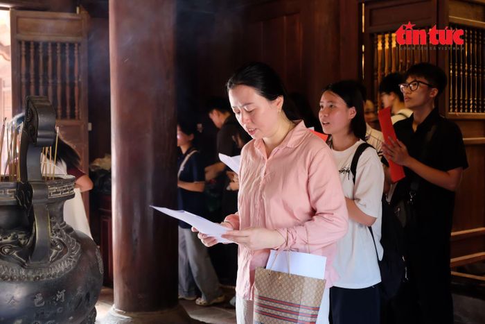 Phụ huynh thành tâm đọc sớ cầu mong con em gặp nhiều may mắn trong kỳ thi tới.