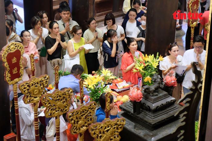 Mặc dù đang là giữa trưa, lượng người đổ về Văn Miếu - Quốc Tử Giám vẫn không giảm.