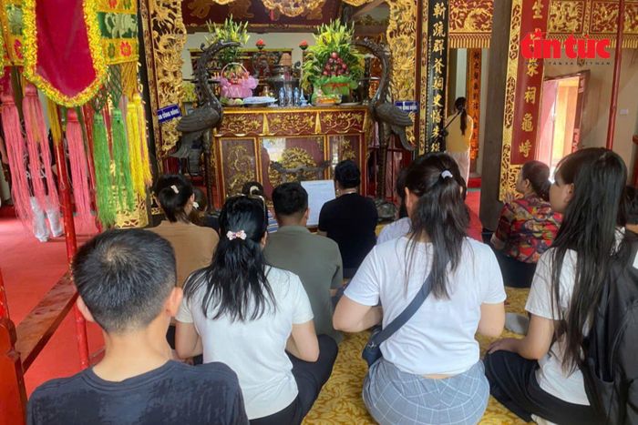 Sĩ tử và người nhà chắp tay cầu nguyện với hy vọng bài thi đạt kết quả tốt nhất.