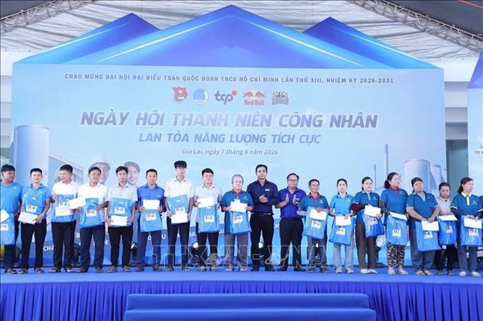 Lãnh đạo Trung ương Hội Liên hiệp Thanh niên Việt Nam và tỉnh Gia Lai trao quà cho thanh niên công nhân có hoàn cảnh khó khăn tại Ngày hội “Thanh niên công nhân - Lan tỏa năng lượng tích cực” năm 2026.