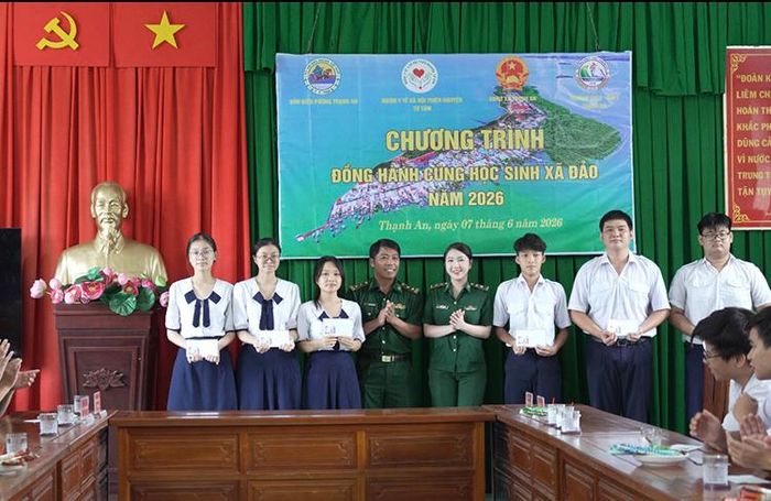 Trao quà động viên tinh thần, tiếp thêm động lực để các em vững tin vượt khó, nỗ lực học tập và đạt kết quả cao trong kỳ thi sắp tới.