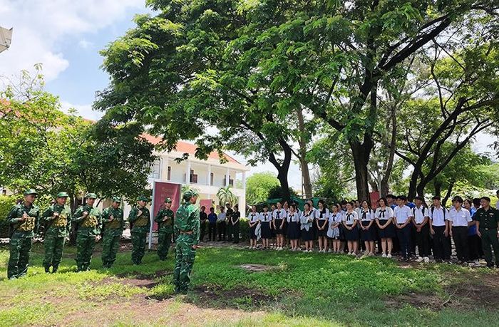 Các em học sinh tham gia "Tiết học biên cương", tìm hiểu về truyền thống, nhiệm vụ của lực lượng Bộ đội Biên phòng và công tác bảo vệ chủ quyền biển, đảo Tổ quốc.