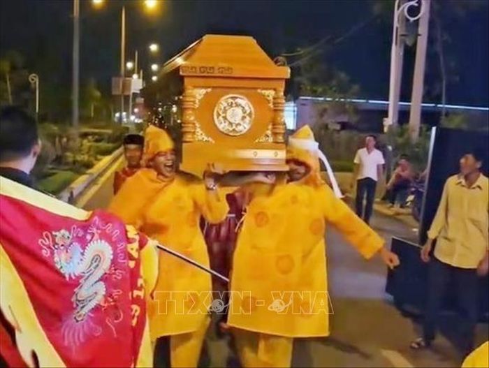 Hình ảnh nhóm người khiêng quan tài ra đường nhảy múa trong bữa tiệc sinh nhật chủ trại hòm N.T được đăng tải trên mạng xã hội. Ảnh: TTXVN phát.