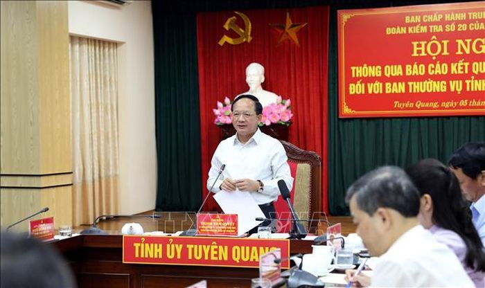 Chiều 5/6, Đoàn kiểm tra số 20 của Bộ Chính trị do Ủy viên Bộ Chính trị, Bí thư Trung ương Đảng, Trưởng ban Tuyên giáo và Dân vận Trung ương Trịnh Văn Quyết làm Trưởng đoàn đã làm việc với Ban Thường vụ Tỉnh ủy Tuyên Quang để thông qua dự thảo báo cáo kết quả kiểm tra, giám sát đợt 2. Ảnh: Quang Cường/TTXVN.