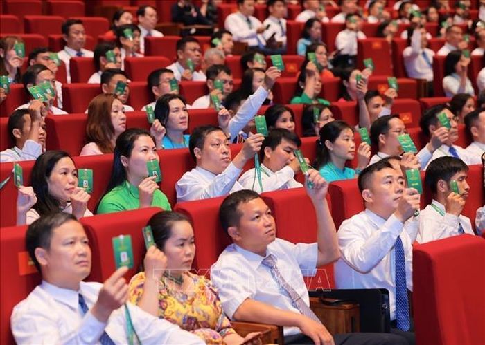 Các đại biểu biểu quyết Đề án nhân sự Ban Chấp hành Hội Nông dân Việt Nam khóa IX, nhiệm kỳ 2026 - 2031. Ảnh: Hoàng Hiếu/TTXVN.